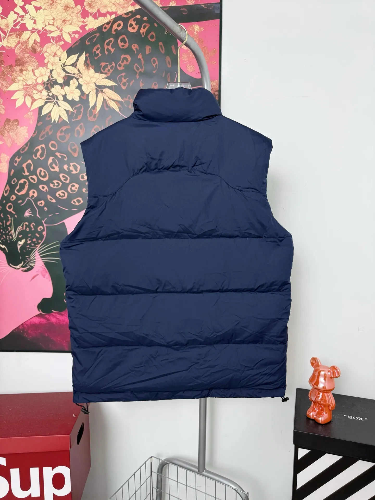 P530 Ralph small label embroidered down jacket, the same style at Ralph Lauren counters. It is made of 80 velvet. The fleece is warm enough. It is very textured on the hand. It is three-dimensional and atmospheric. It is easy to wear in winter. It is simple and elegant. It adopts the os version. The upper body effect is very good. It is suitable for all body types. Soft and comfortable. Craftsmanship imported custom zippers➕Hardware and accessories are complete. The embroidery is full and three-dimensional. Perfect restoration of zp 2:1. Same style for men and women. Versatile and easy to wear. Size M L XL XXL Color black navy blue bright black
